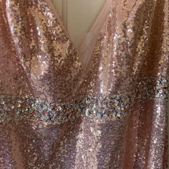 Rose gold sequin gown - Picture 2 of 8